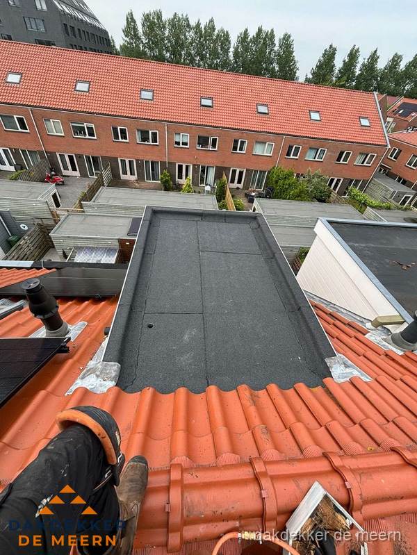 Bitumen dak reparatie op plat dak tussen dakpannen in De Meern Bitumen dak reparatie op plat dak tussen dakpannen in De Meern