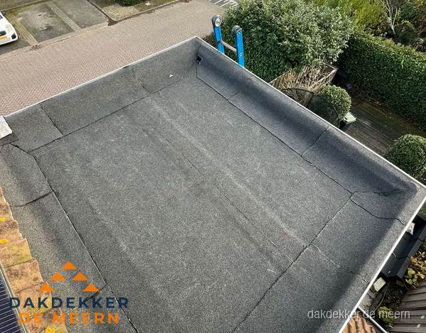 Gerenoveerd plat dak met nieuwe bitumen dakbedekking in De Meern