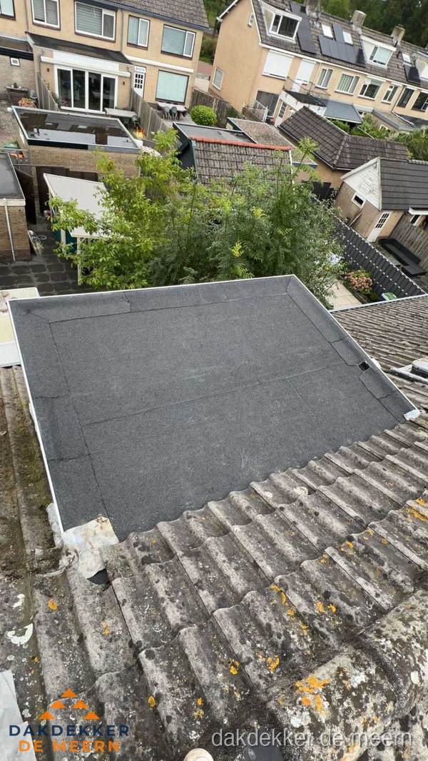Plat dak aanbouw met bitumen dakbedekking in woonwijk De Meern Plat dak aanbouw met bitumen dakbedekking in woonwijk De Meern