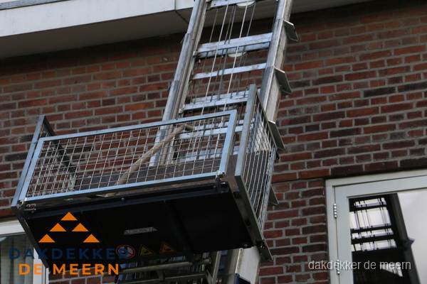 Ladderlift met dakpannen voor dakpan reparatie in De Meern Ladderlift met dakpannen voor dakpan reparatie in De Meern