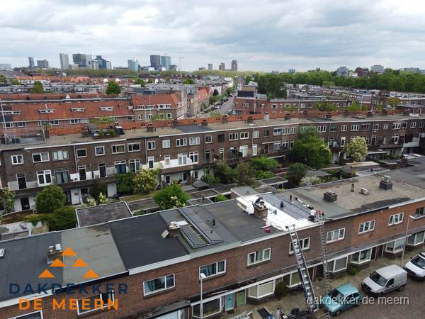 Spoed dakdekker aan het werk op plat dak in woonwijk De Meern Spoed dakdekker aan het werk op plat dak in woonwijk De Meern