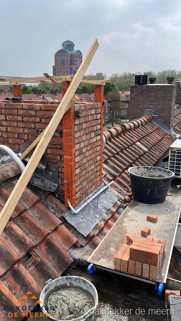 Schoorsteen renovatie met metselwerk op schuin dak in De Meern
