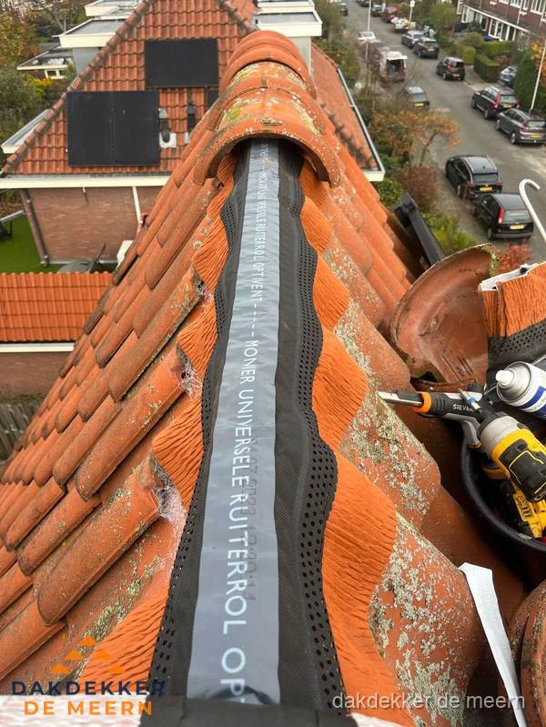 Dakdekker vervangt nokvorst met ruiterrol op pannendak in De Meern