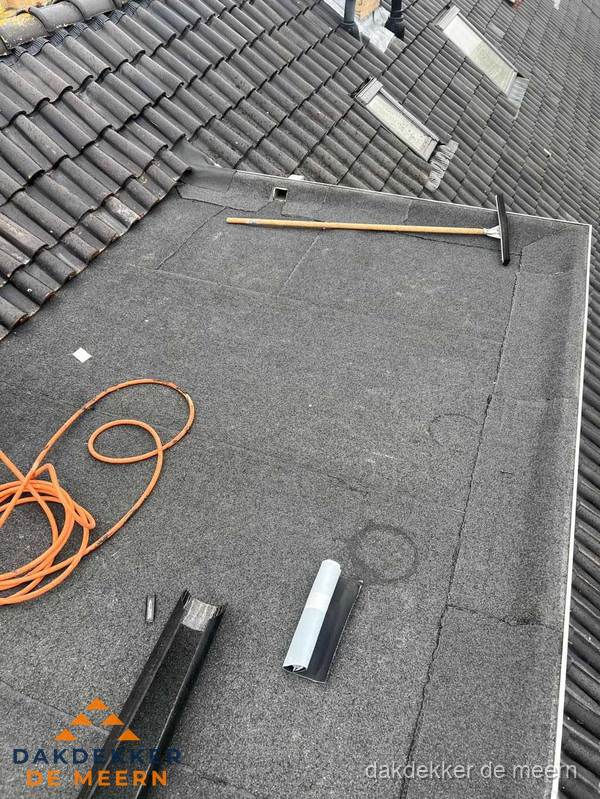 Plat dak reparatie met gereedschap en loodstroken in De Meern Plat dak reparatie met gereedschap en loodstroken in De Meern