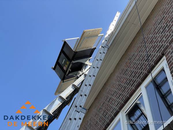 Dakgoot vervangen met dakdekkerslift in De Meern Dakgoot vervangen met dakdekkerslift in De Meern