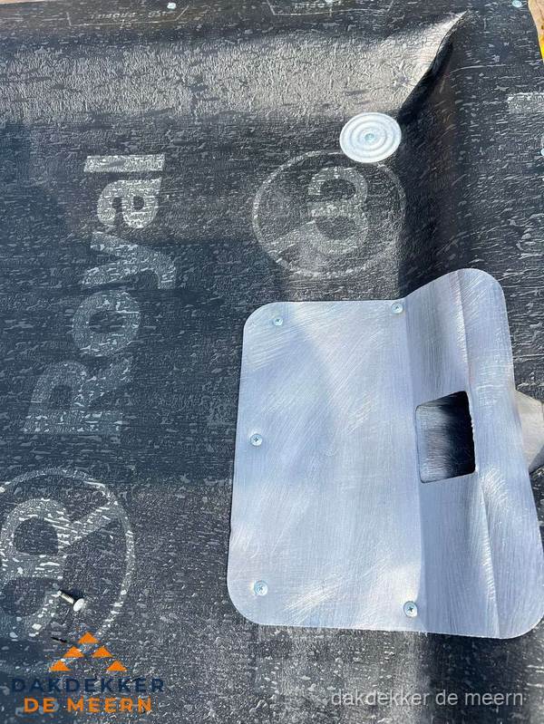 Dakdoorvoer met metalen afvoerplaat op bitumen dak in De Meern Dakdoorvoer met metalen afvoerplaat op bitumen dak in De Meern