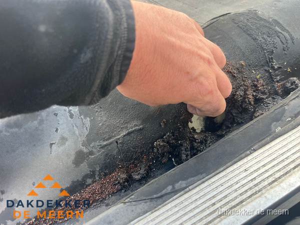 Schade aan bitumen dakbedekking op plat dak in De Meern Schade aan bitumen dakbedekking op plat dak in De Meern