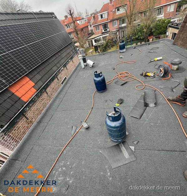 Daklekkage repareren met brandgereedschap op plat dak in De Meern