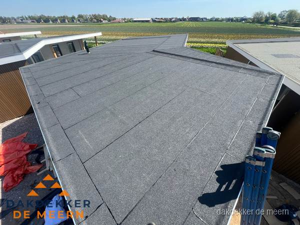 Nieuw bitumen plat dak met uitzicht over landschap in De Meern Nieuw bitumen plat dak met uitzicht over landschap in De Meern
