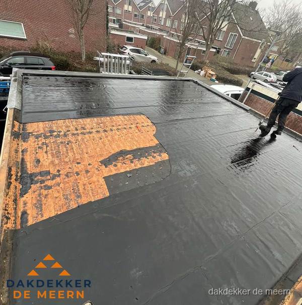 Dakdekker brengt EPDM dakbedekking aan op plat dak in De Meern Dakdekker brengt EPDM dakbedekking aan op plat dak in De Meern