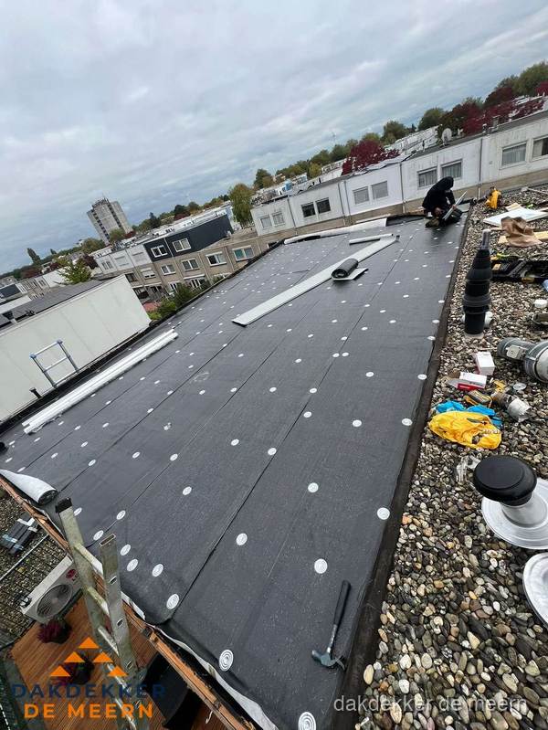 Dakleer vervangen op groot plat dak door dakdekker in De Meern