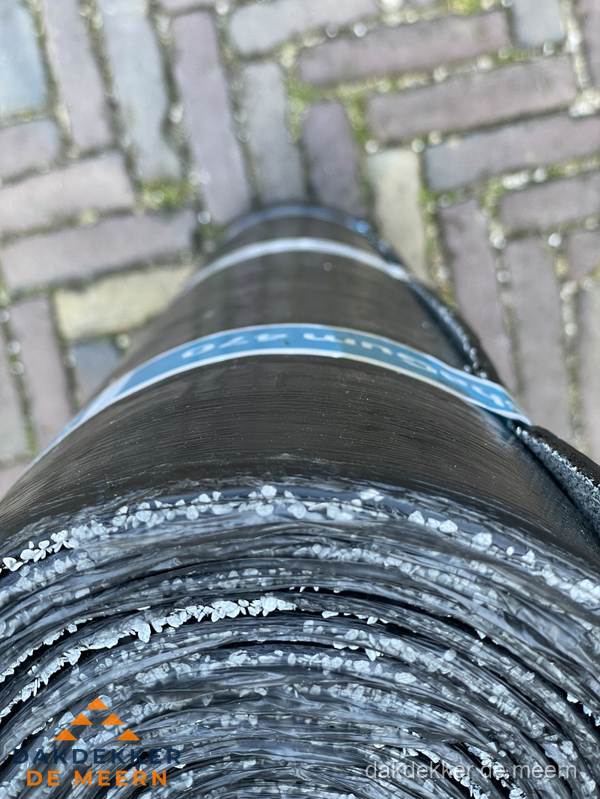 Rol bitumen dakleer met leislag voor plat dak in De Meern Rol bitumen dakleer met leislag voor plat dak in De Meern