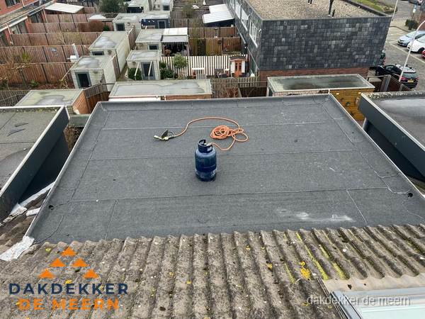 Plat dak met bitumen dakbedekking en brander in De Meern Plat dak met bitumen dakbedekking en brander in De Meern