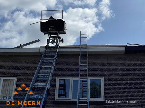 Ladderlift en ladder bij woning voor dakinspectie in De Meern Ladderlift en ladder bij woning voor dakinspectie in De Meern