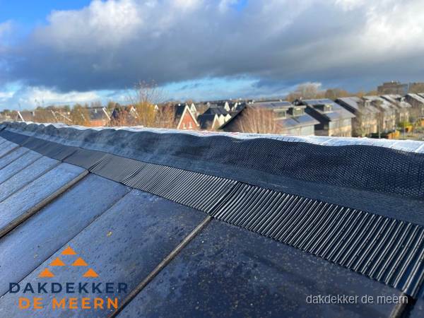 Dakisolatie bij de nok met ventilatieprofiel op schuin dak in De Meern Dakisolatie bij de nok met ventilatieprofiel op schuin dak in De Meern