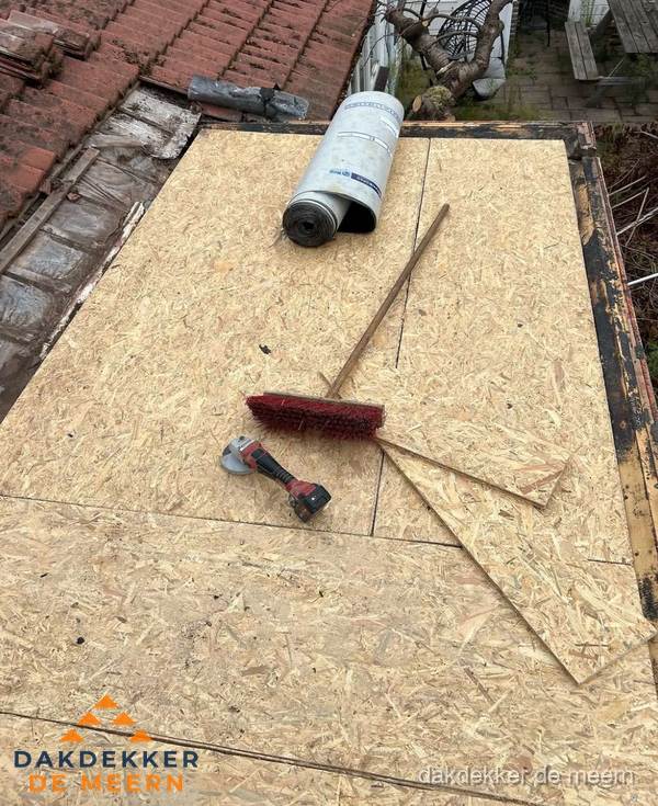 Plat dak vervangen met nieuwe OSB-ondergrond en bitumenrol in De Meern Plat dak vervangen met nieuwe OSB-ondergrond en bitumenrol in De Meern